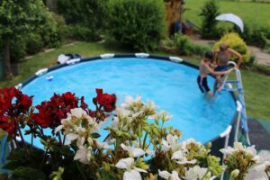 Pool mit Rosen und Kindern
