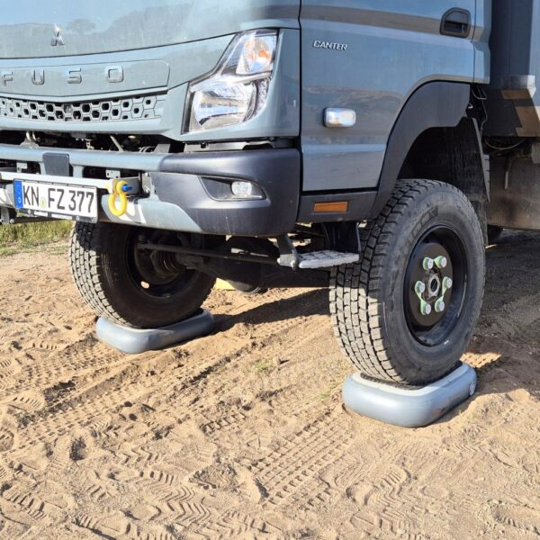 Hebekissen Wohnmobil auf Sand stehend