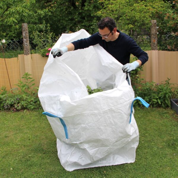 Person schließt den vollen Big Buddy Gartensack.