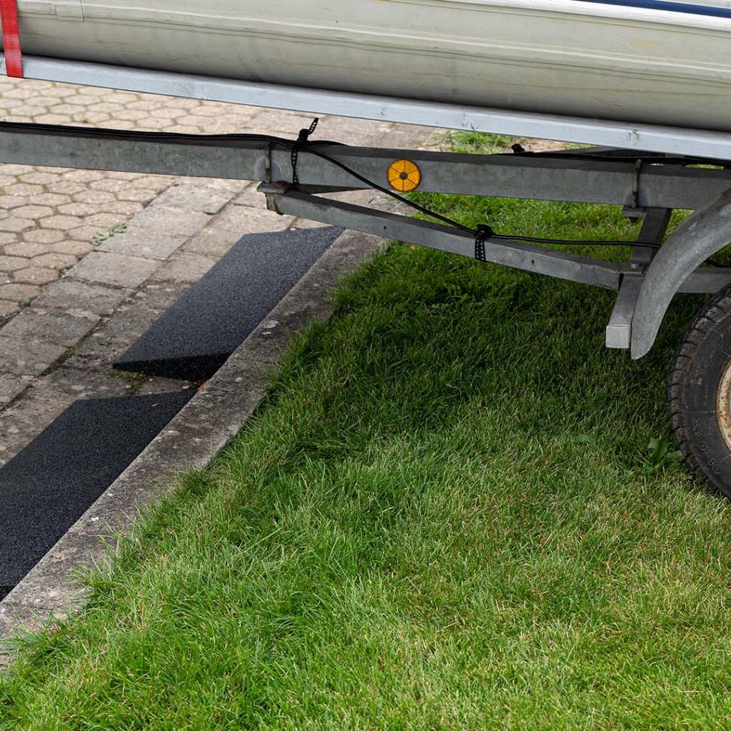 Trailer can be driven over a high kerb thanks to the rubber kerb ramp.