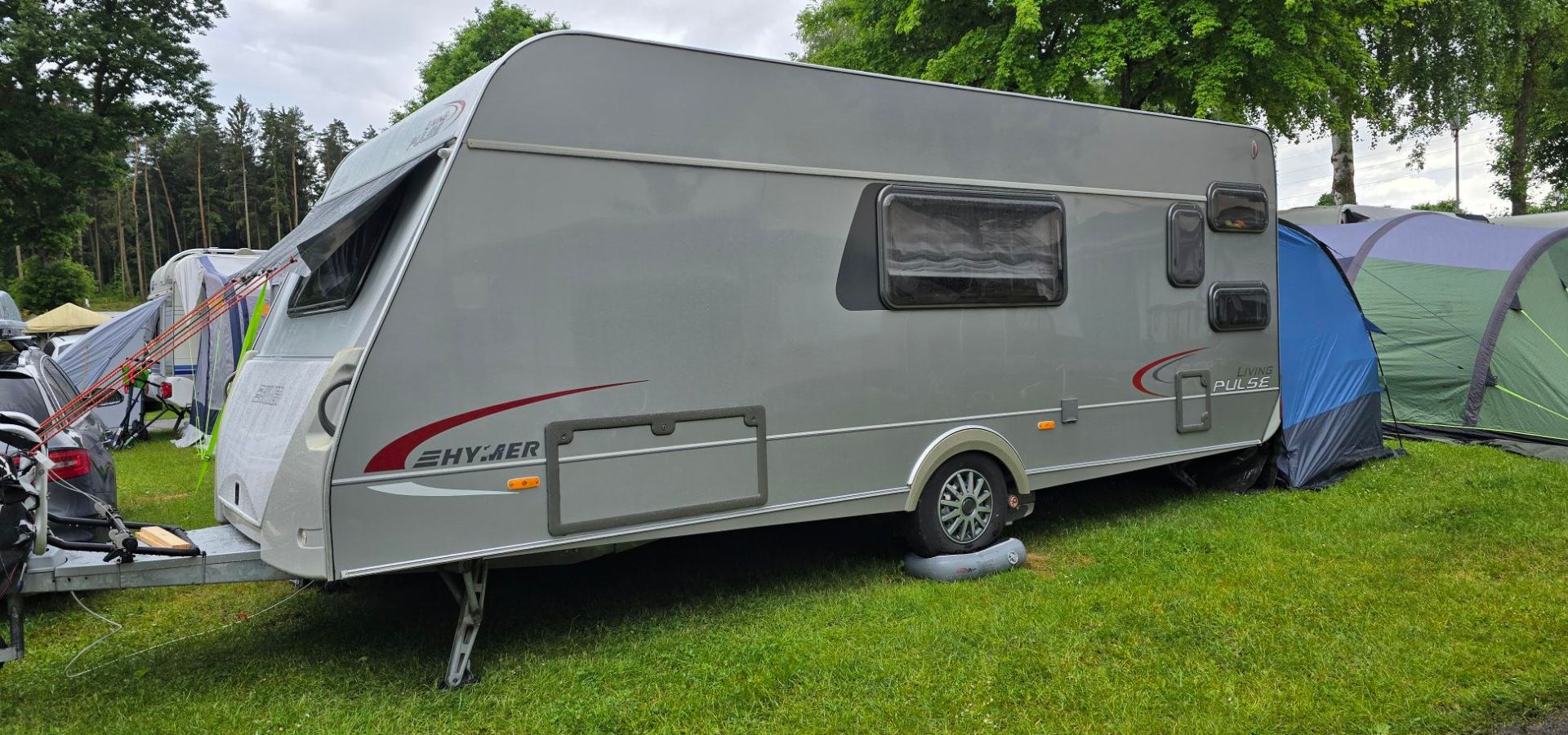 Wohnwagen auf Campingplatz wird mit dem Hebekissen ausgerichtet.