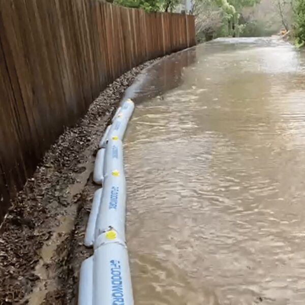 Mehrere Floodworx sind verbunden und halten eine große Wassermasse zurück.