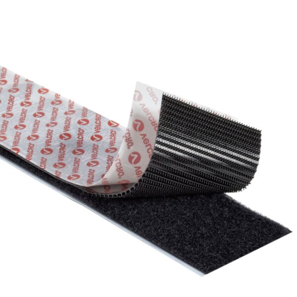 Einzelaufnahme des selbstklebenden High Strength Velcro Klettbandes mit Haken und Flausch.