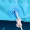 Detailaufnahme der Öse am Poolkissen mit angebrachter Befestigungsschnur.