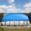 Fertig eingewinterter Pool mit PoolBelt Befestigungsgurten und Abdeckplane.