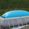 Eckiges Poolkissen auf Stahlrahmenpool.