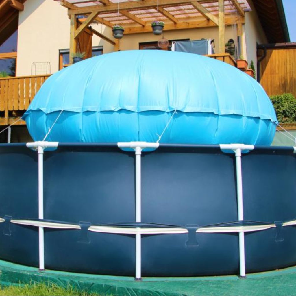 Rundes Poolkissen auf rundem Stahlrahmenpool mit Schnüren fixiert.