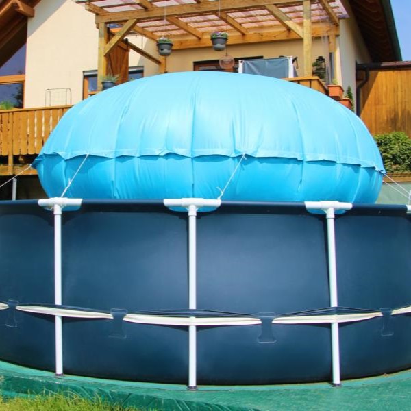 Poolkissen auf Rundpool mit mitgelieferten Schnüren fixiert.