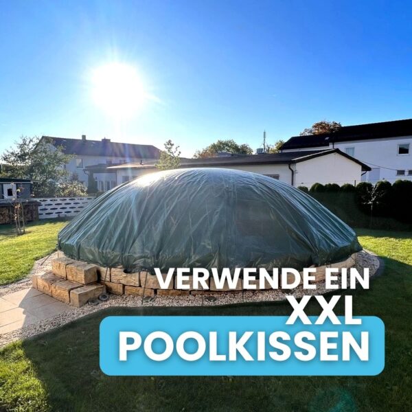 Fertig eingewinterter runder eingelassener Pool mit Poolkissen und straff abgespannter Abdeckplane.