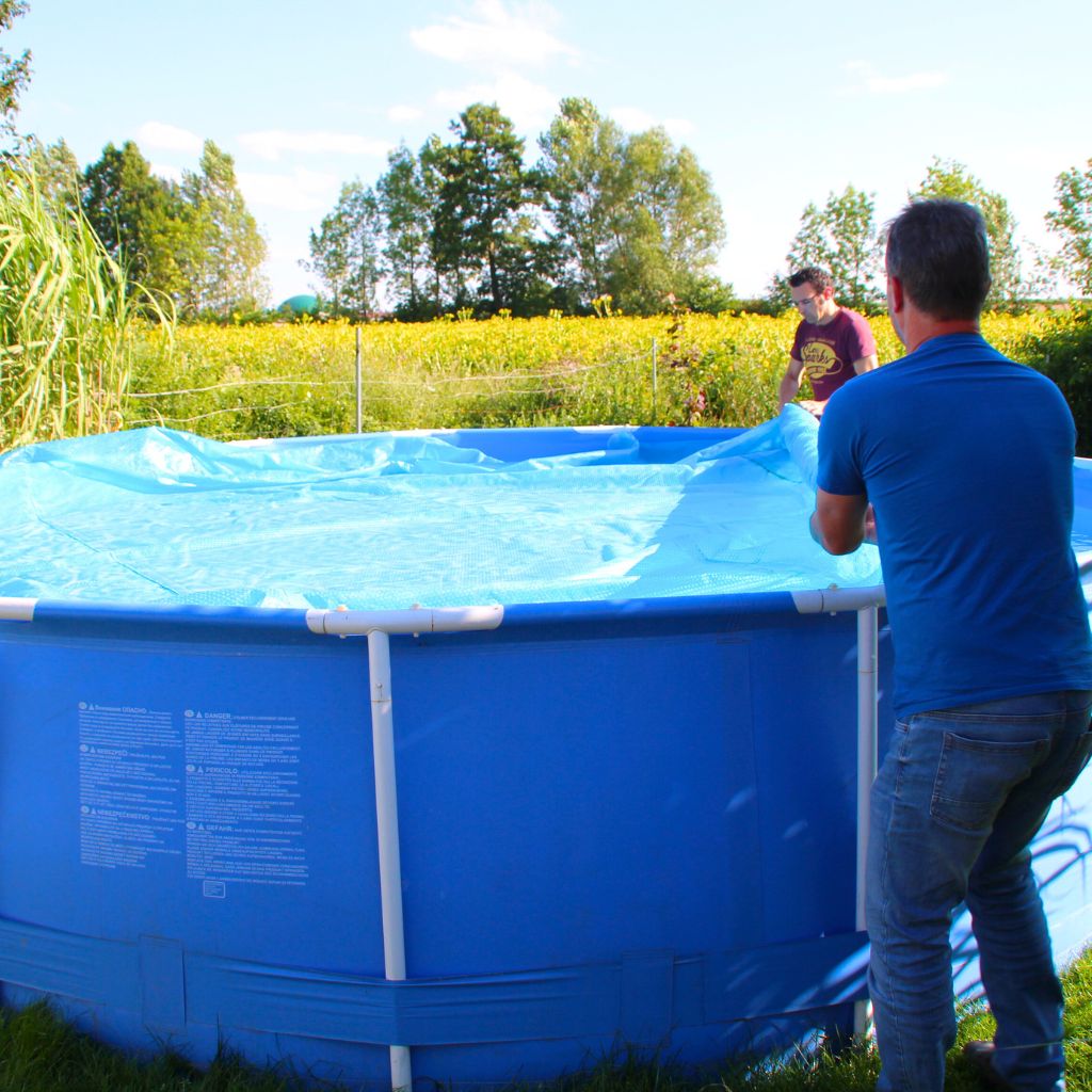 Solarfolie in der Anwendung auf dem Pool