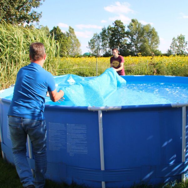 Solarfolie in der Anwendung auf dem Pool