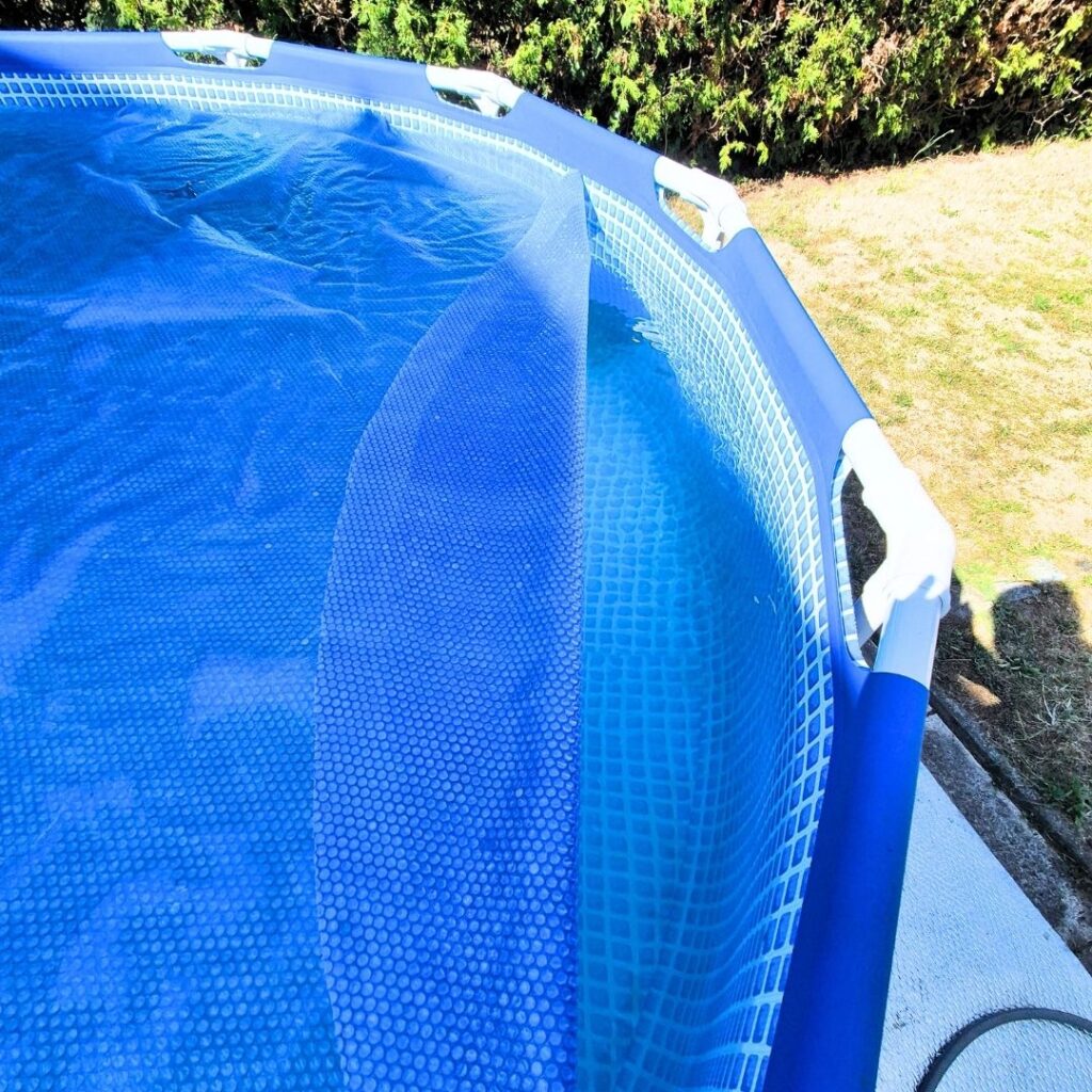 Solarfolie mit Luftkammern liegt auf dem Pool