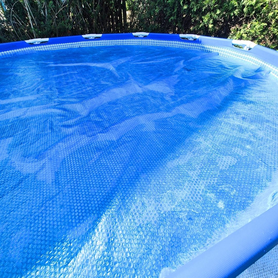 Solarfolie mit Luftkammern liegt auf dem Pool