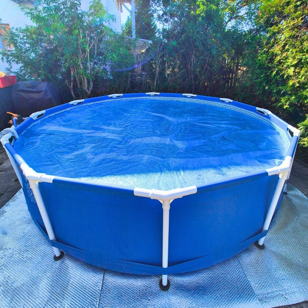 Solarfolie mit Luftkammern liegt auf dem Pool