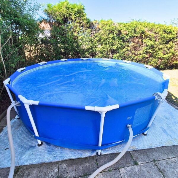 Solarfolie mit Luftkammern liegt auf dem Pool